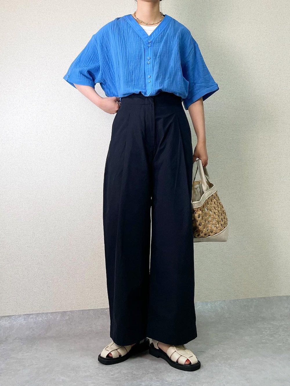 ベージュ系のバッグ、ブルー系のシャツ/ブラウス、ブルー系のその他パンツを着用したレディースの夏コーディネートの1枚目の写真
