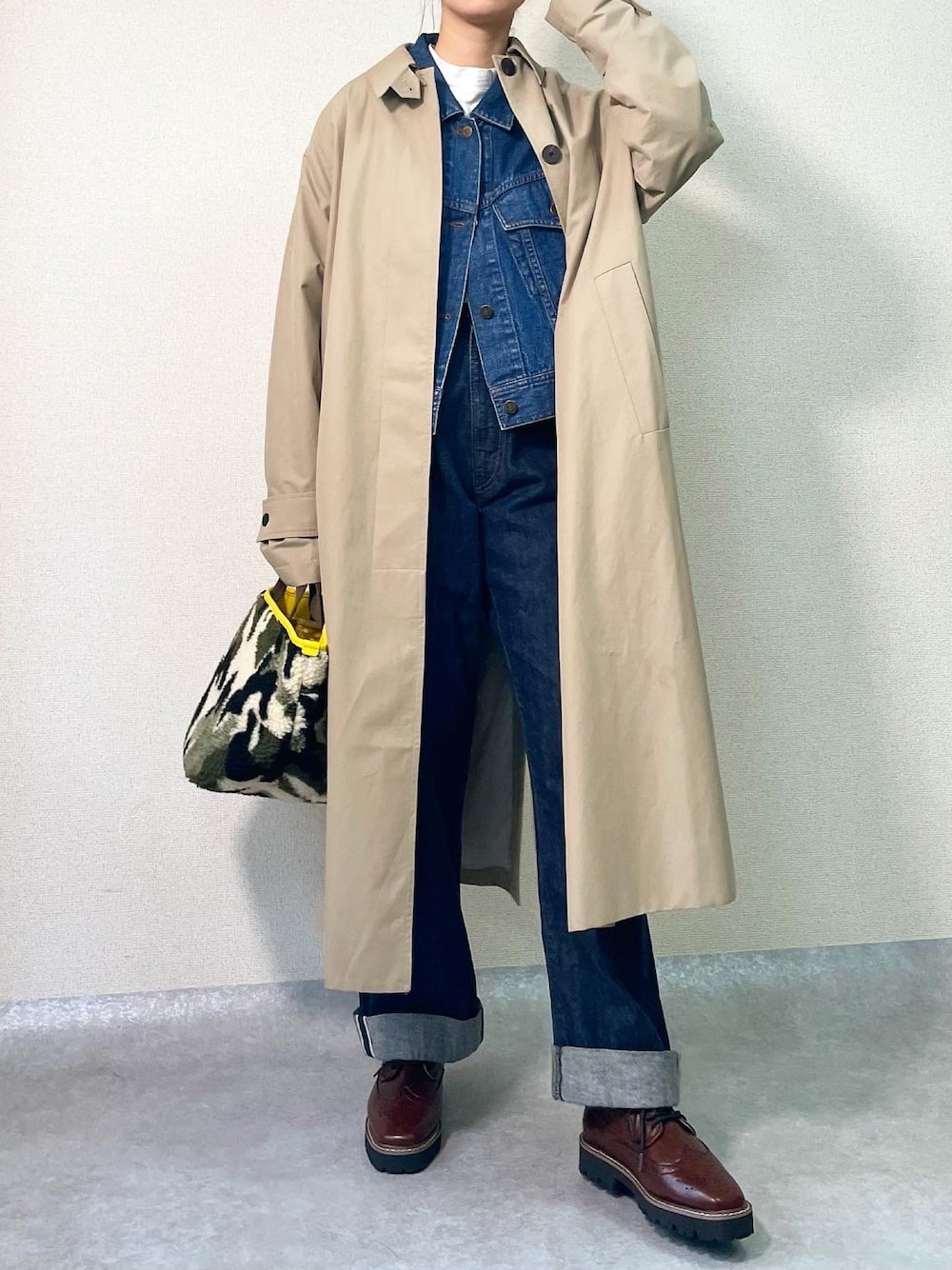 その他のバッグ、ブルー系のデニムジャケットを着用したレディースの冬コーディネートの1枚目の写真