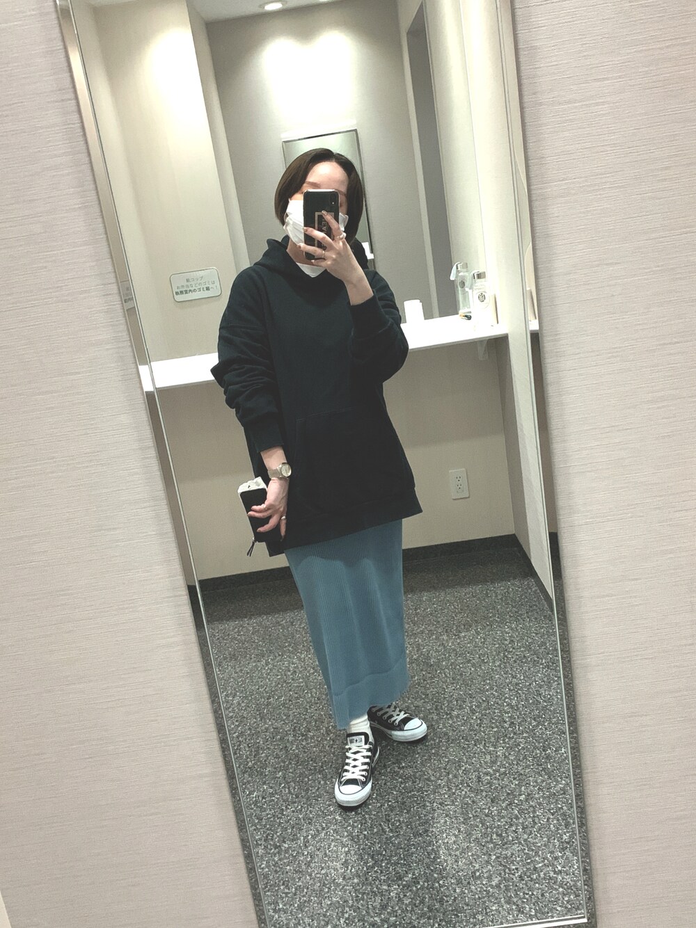 「春、スカート、ニットスカート、パーカー、スニーカー、コンバース、JEANASiS、coca、ショートヘア、沖縄」｜「JEANASISのラウンドヘムBASICロンＴ/921000（Tシャツ/カットソー、ホワイト系）」を使った、 は  なさん（レディース・156cm）の春コーディネートの1枚目の写真