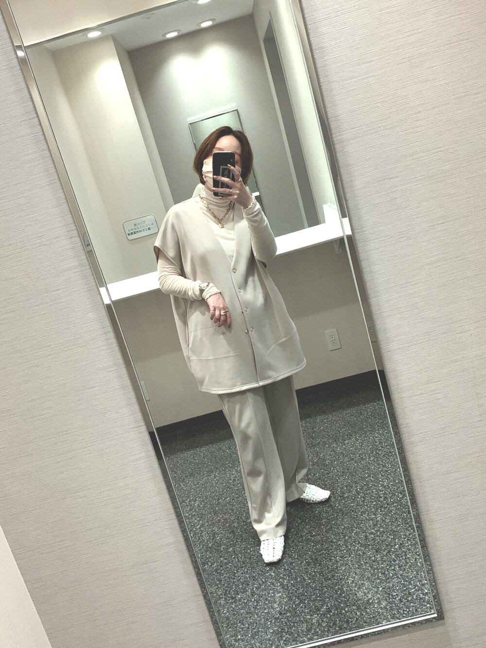 「きれいめカジュアル、シンプルコーデ、ootd、ベージュ、ワントーンコーデ、ベスト、JEANASiS、moussy、LOWRYS FARM、沖縄」｜「JEANASISのメローハイネックLST/918264（Tシャツ/カットソー、ホワイト系）」を使った、 は  なさん（レディース・156cm）の春コーディネートの1枚目の写真