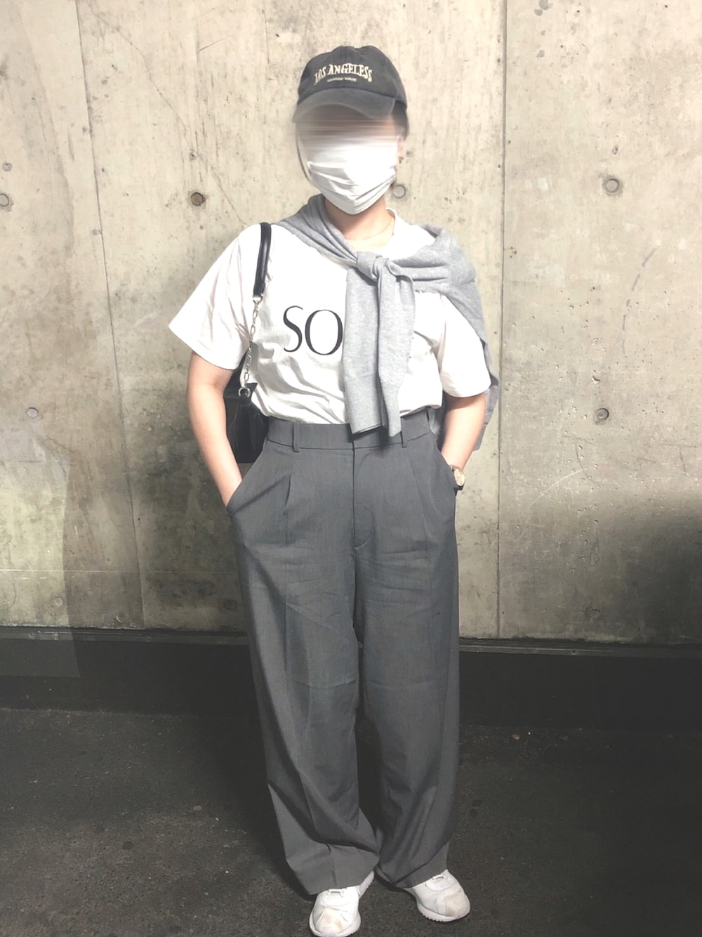 「カジュアルコーデ、オトナカジュアル、シンプルコーデ、グレー、ワントーンコーデ、キャップ、Tシャツ、タックワイドパンツ、ユニクロ、スニーカー、adidas、沖縄」｜「GORGEのアイテム（キャップ、ブラック系）」を使った、 は  なさん（レディース・156cm）の秋コーディネートの1枚目の写真