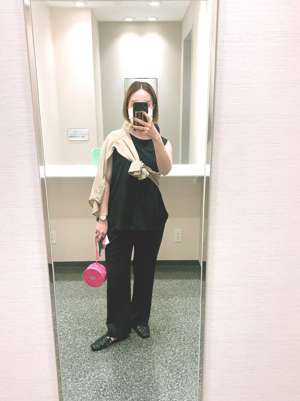 「大人カジュアル、シンプル、休日スタイル、ブラック、サンダル、セットアップ風、ユニクロ、LOWRYS FARM、JEANASiS、moussy、沖縄」｜「UNIQLOのクレープジャージーT（ノースリーブ）セットアップ可能（Tシャツ/カットソー、ブラック系）」を使った、 は  なさん（レディース・156cm）の夏コーディネートの1枚目の写真