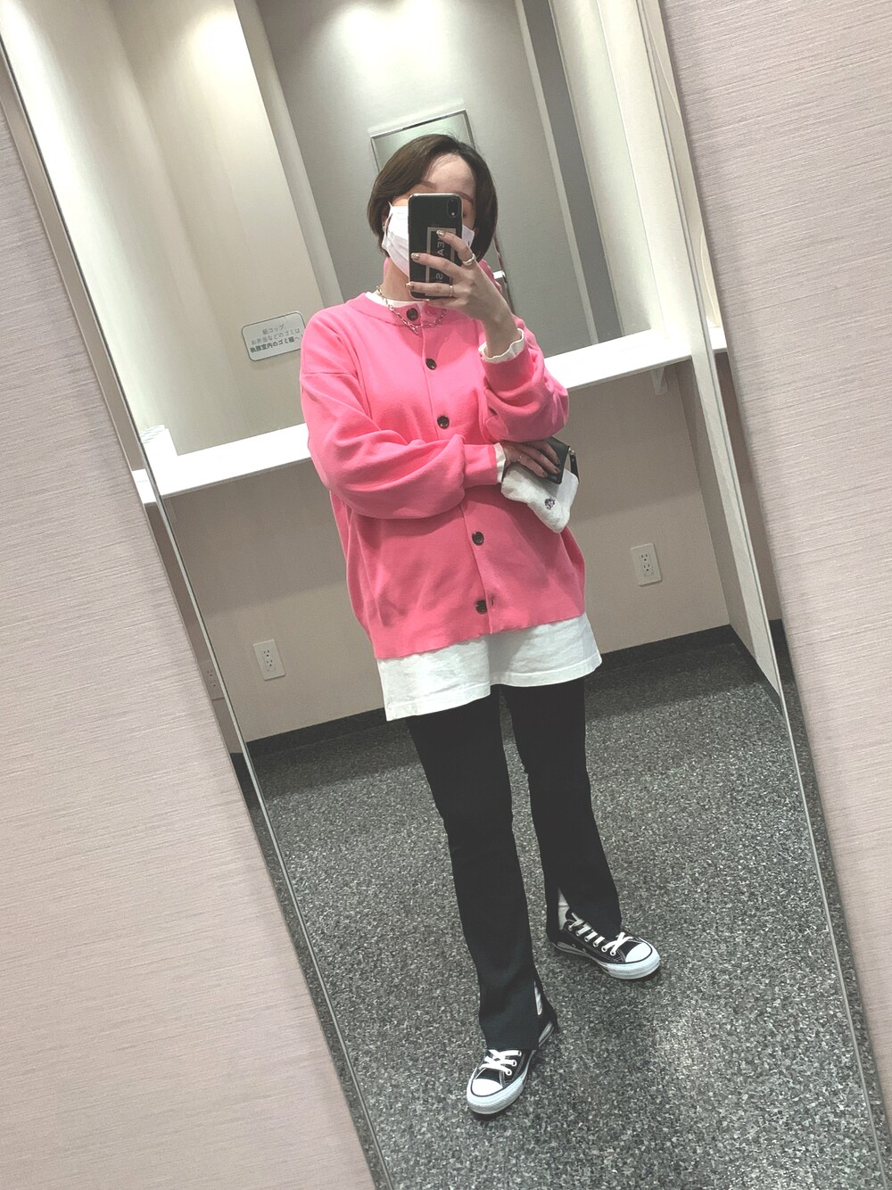「カジュアル、パンツスタイル、スニーカーコーデ、カーディガン、シンプルコーデ、きまわしコーデ、JEANASiS、LOWRYS FARM、コンバース、沖縄」｜「LOWRYS FARMのＢＩＧシルエットクルーネックカーディガンＬＳ　267392（カーディガン/ボレロ、ピンク系）」を使った、 は  なさん（レディース・156cm）の春コーディネートの1枚目の写真