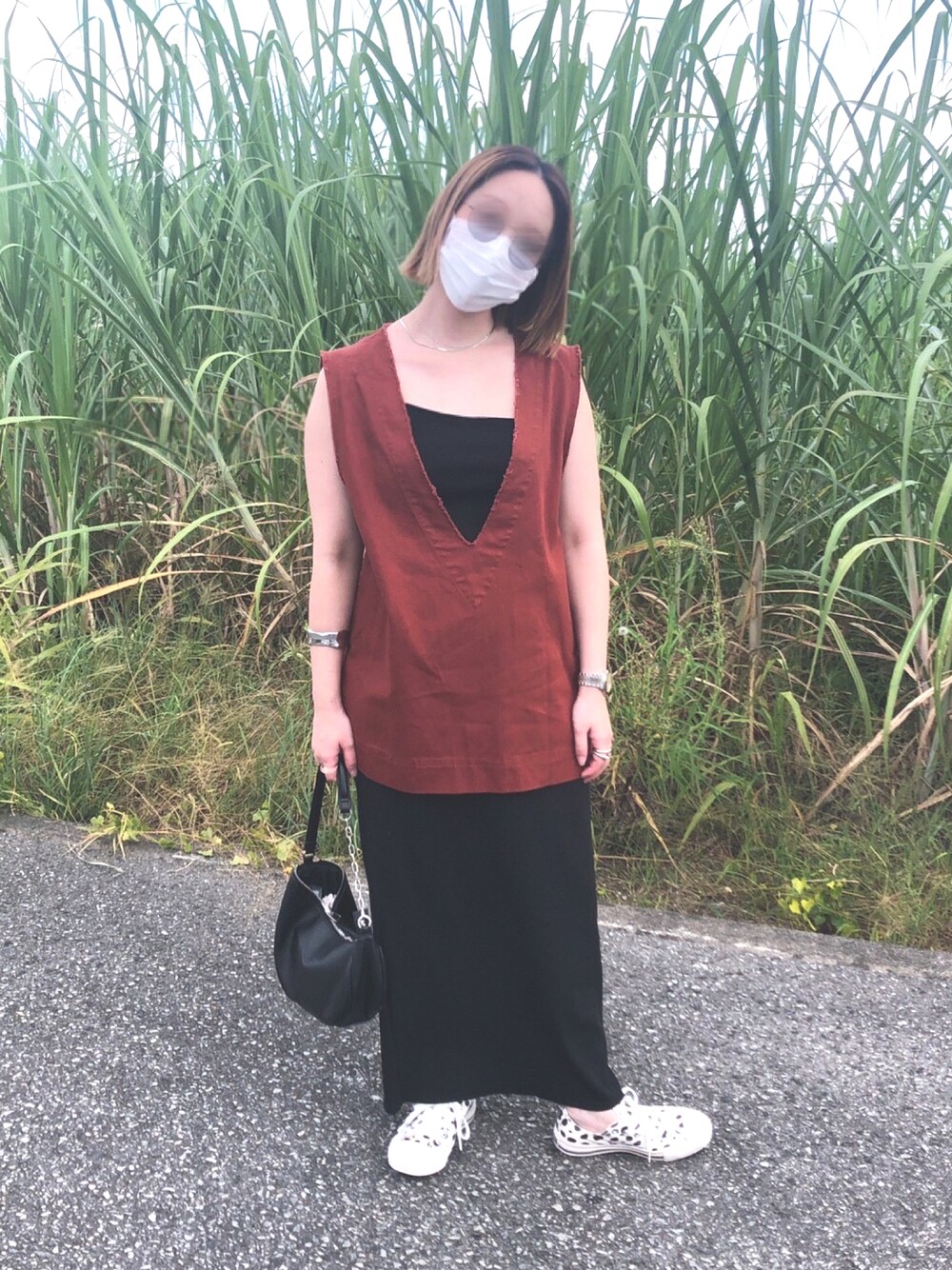 「初秋コーデ、大人カジュアル、オトナカジュアル、シンプル、スカート、ベスト、スニーカー、コンバース、ディスコート、しまむら、JEANASiS、沖縄」｜「SENSE OF PLACE by URBAN RESEARCHのカップインアシンメトリーキャミソール（キャミソール、ブラック系）」を使った、 は  なさん（レディース・156cm）の秋コーディネートの1枚目の写真