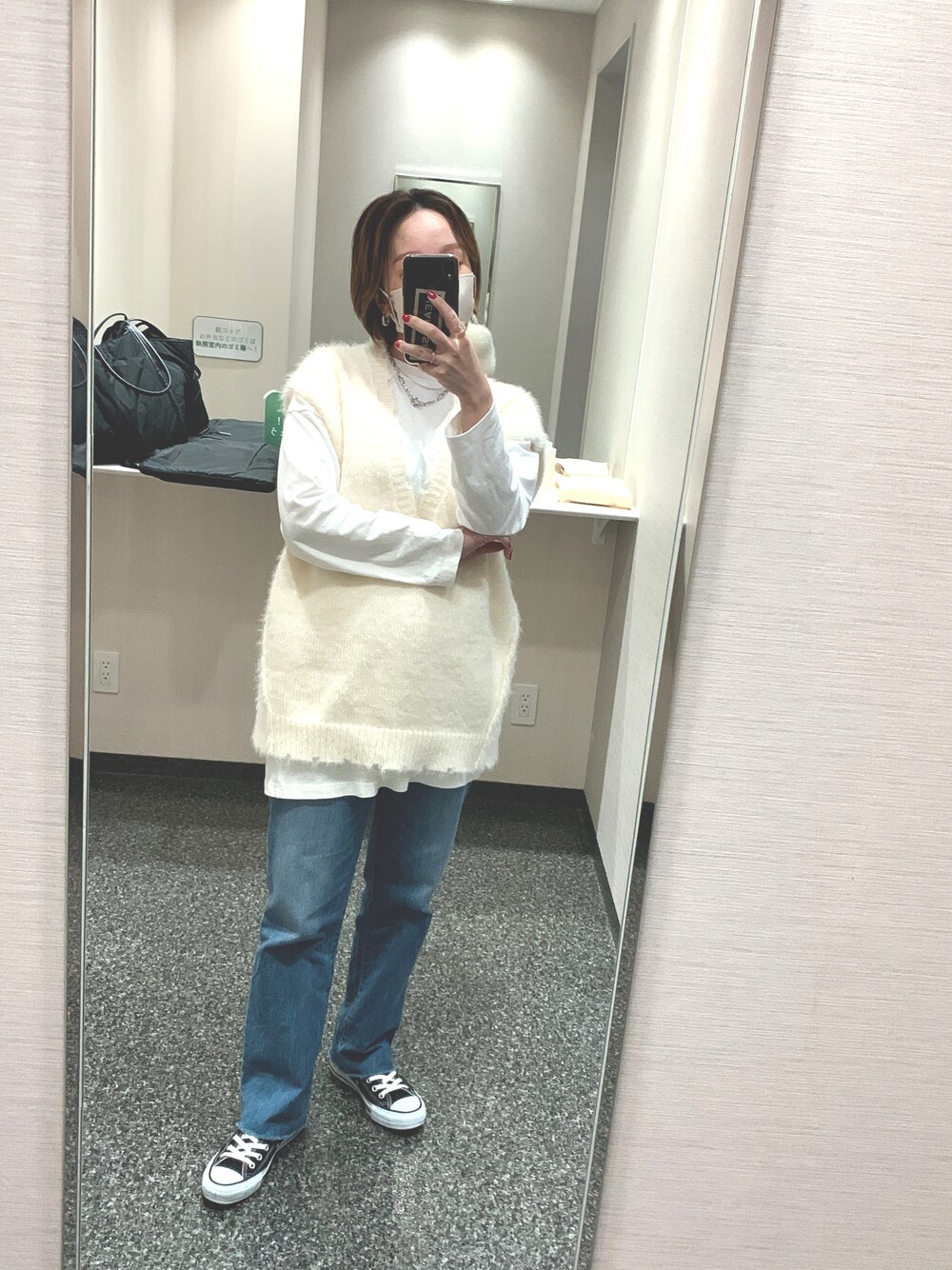 「カジュアル、オトナカジュアル、デニム、ファーベスト、スニーカー、ロンT、ootd、25℃、沖縄、LOWRYS FARM」｜「w closetのアイテム（ベスト、ホワイト系）」を使った、 は  なさん（レディース・156cm）の冬コーディネートの1枚目の写真