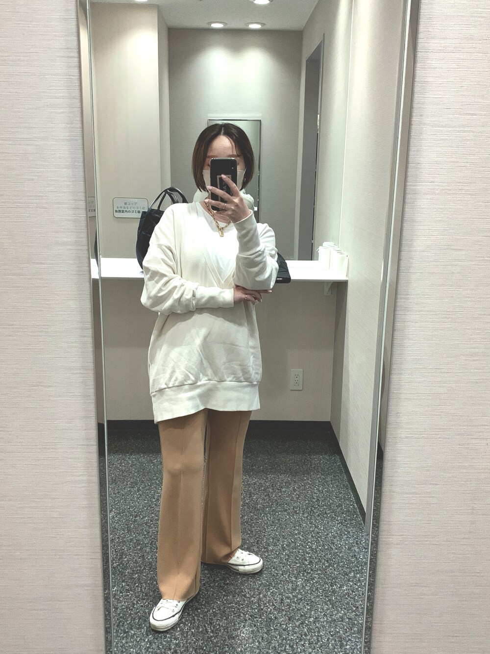 「大人カジュアル、パンツスタイル、カジュアル、スウェット、スニーカー、コンバース、JEANASiS、しまむら、沖縄」｜「JEANASISのフカVウラケプルオーバー/239739（スウェット、ホワイト系）」を使った、 は  なさん（レディース・156cm）の冬コーディネートの1枚目の写真