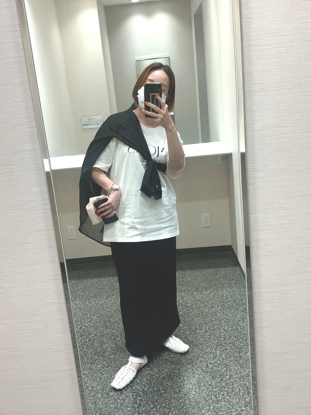 「カジュアルコーデ、大人カジュアル、モノトーンコーデ、Tシャツ、スカート、サンダル、Discoat、coca、moussy、プチプラ、沖縄、梅雨」｜「DISCOATのMONSプリントロングTシャツ（Tシャツ/カットソー、ホワイト系）」を使った、 は  なさん（レディース・156cm）の春コーディネートの1枚目の写真