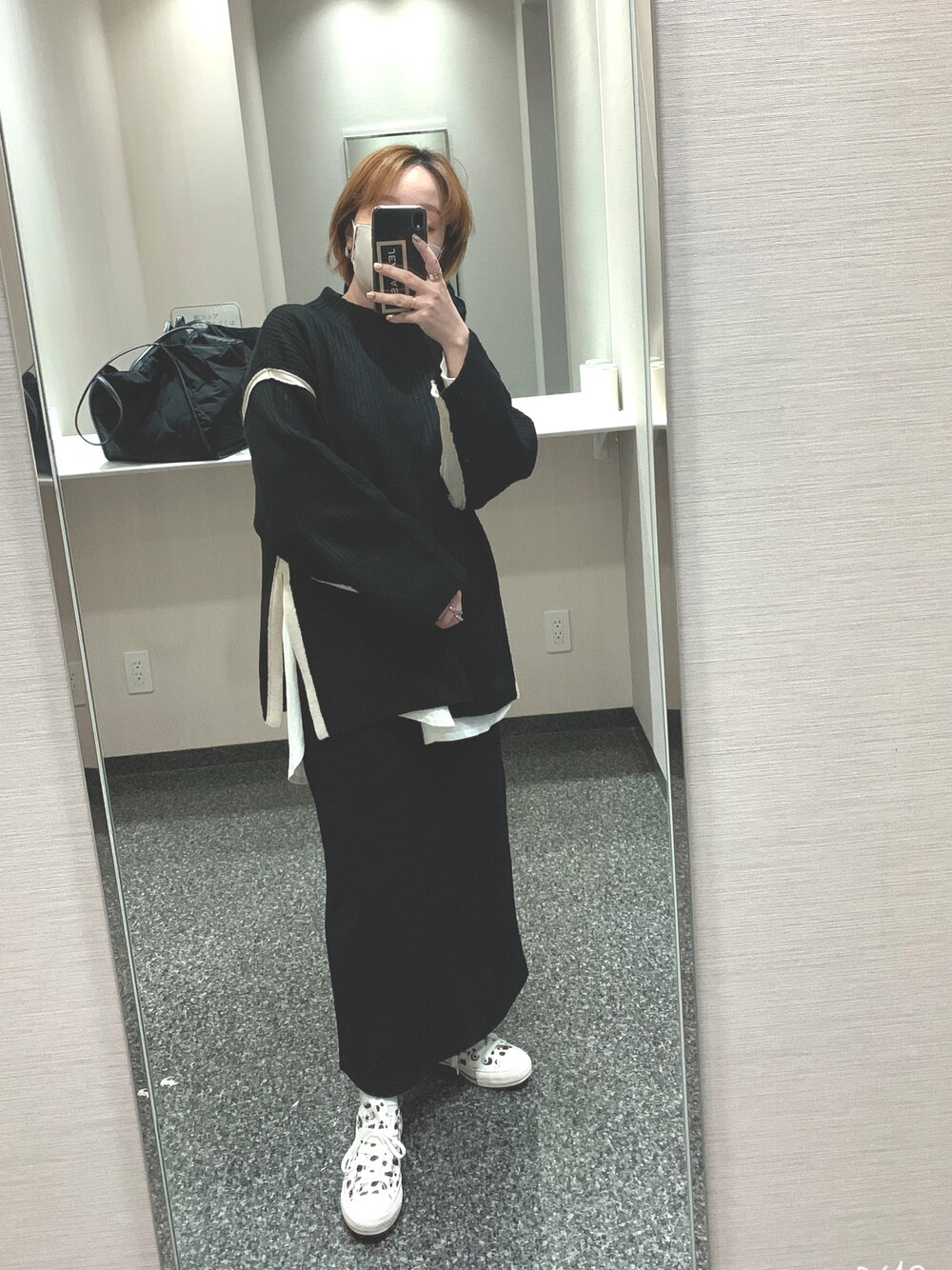 「シンプルコーデ、大人カジュアル、ロングスカート、ブラックコーデ、ニット、スニーカー、オールスター、JEANASiS、coca、沖縄」｜「JEANASISの5Gハイショクボトルネックプルオーバー/922753（ニット/セーター、ブラック系）」を使った、 は  なさん（レディース・156cm）の冬コーディネートの1枚目の写真
