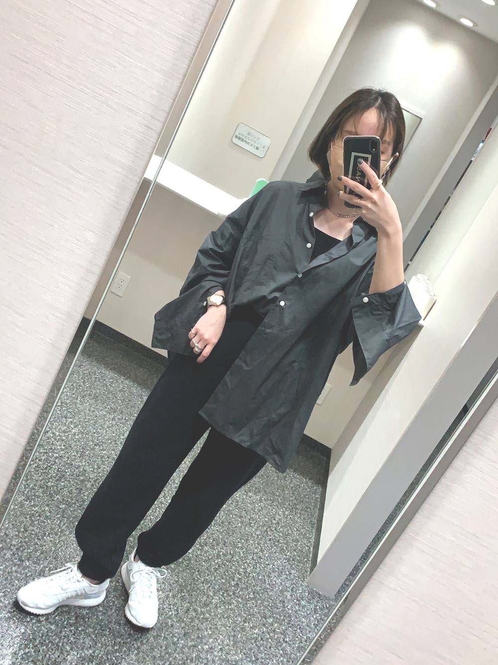 グレー系のシャツ/ブラウス、ブラック系のスウェットパンツ、ホワイト系のスニーカーを着用したレディースの秋コーディネートの1枚目の写真