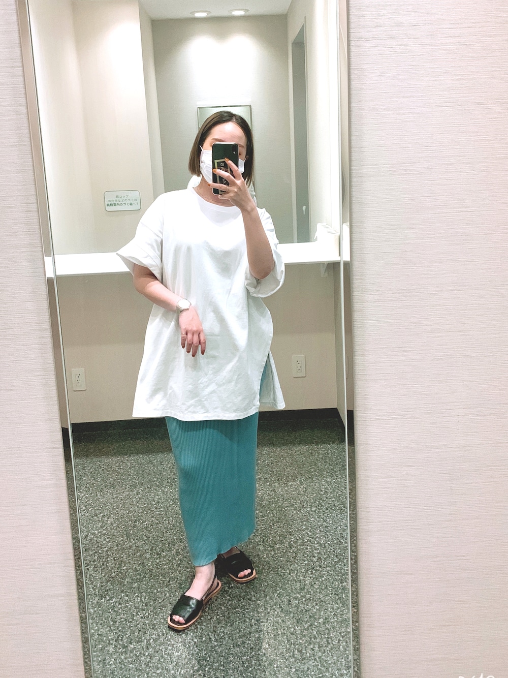 「夏、ゆるコーデ、プチプラコーデ、ラフ、カジュアル、大人カジュアル、スカート、Tシャツ、サンダル、JEANASiS、coca、ショートボブ、ショートヘア、沖縄」｜「JEANASISのワンサイドスリットBIGT/295898（Tシャツ/カットソー、ホワイト系）」を使った、 は  なさん（レディース・156cm）の夏コーディネートの1枚目の写真