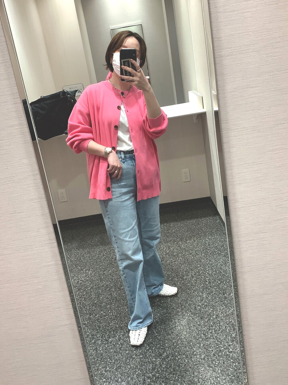 「大人カジュアル、パンツスタイル、デニム、デニムパンツ、ピンク、カーディガン、サンダル、LOWRYS FARM、ユニクロ、moussy、沖縄」｜「LOWRYS FARMのＢＩＧシルエットクルーネックカーディガンＬＳ　267392（カーディガン/ボレロ、ピンク系）」を使った、 は  なさん（レディース・156cm）の春コーディネートの1枚目の写真