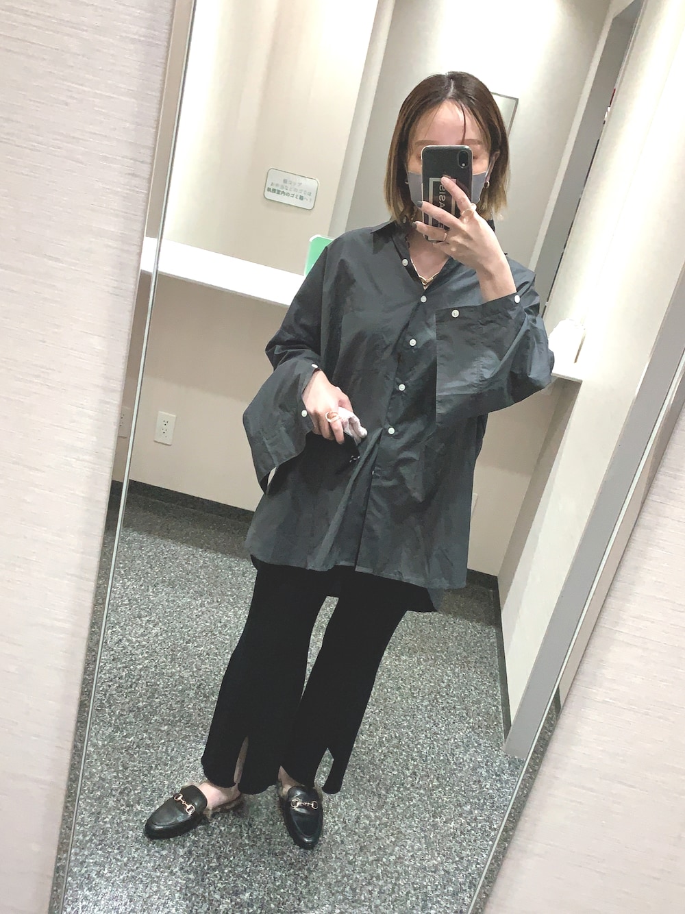 「カジュアルコーデ、秋服、オトナ女子、シャツスタイル、ニットパンツ、ローファー、マメクロゴウチ、JEANASiS、ユニクロ、沖縄」｜「JEANASISの2WAYスリーブBIGシャツ/943266（シャツ/ブラウス、グレー系）」を使った、 は  なさん（レディース・156cm）の秋コーディネートの1枚目の写真