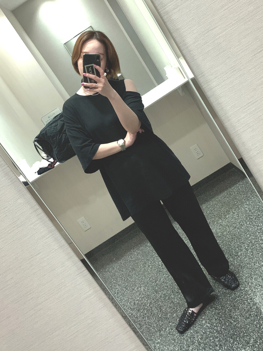 「カジュアル、オトナカジュアル、オールブラック、Tシャツ、サテンパンツ、サンダル、JEANASiS、moussy、梅雨、沖縄」｜「JEANASISのアシメショルダースリットTEE/285060（Tシャツ/カットソー、ブラック系）」を使った、 は  なさん（レディース・156cm）の春コーディネートの1枚目の写真