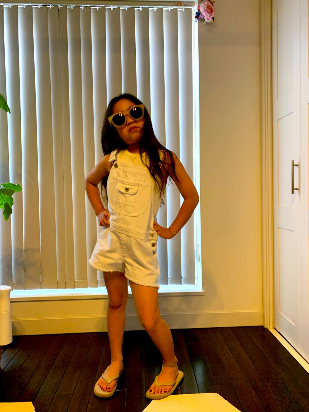 「機嫌がお悪いようで、ワガママ娘、真夏日、オーバーオール、怒ってます！！！」｜「ZARA KIDSのアイテム（ビーチサンダル、ベージュ系）」を使った、ももちゃんさん（キッズ・130cm）の夏コーディネートの1枚目の写真