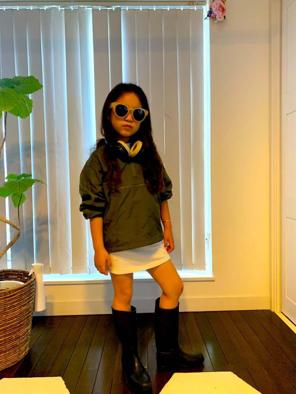 「雨の日コーデ、雨の日、スカート 白、嵐、長靴、傘、レインシューズ、雨の日スタイル、雨は好き」｜「ZARA KIDSのアイテム（その他シューズ、ブラック系）」を使った、ももちゃんさん（キッズ・130cm）の夏コーディネートの1枚目の写真