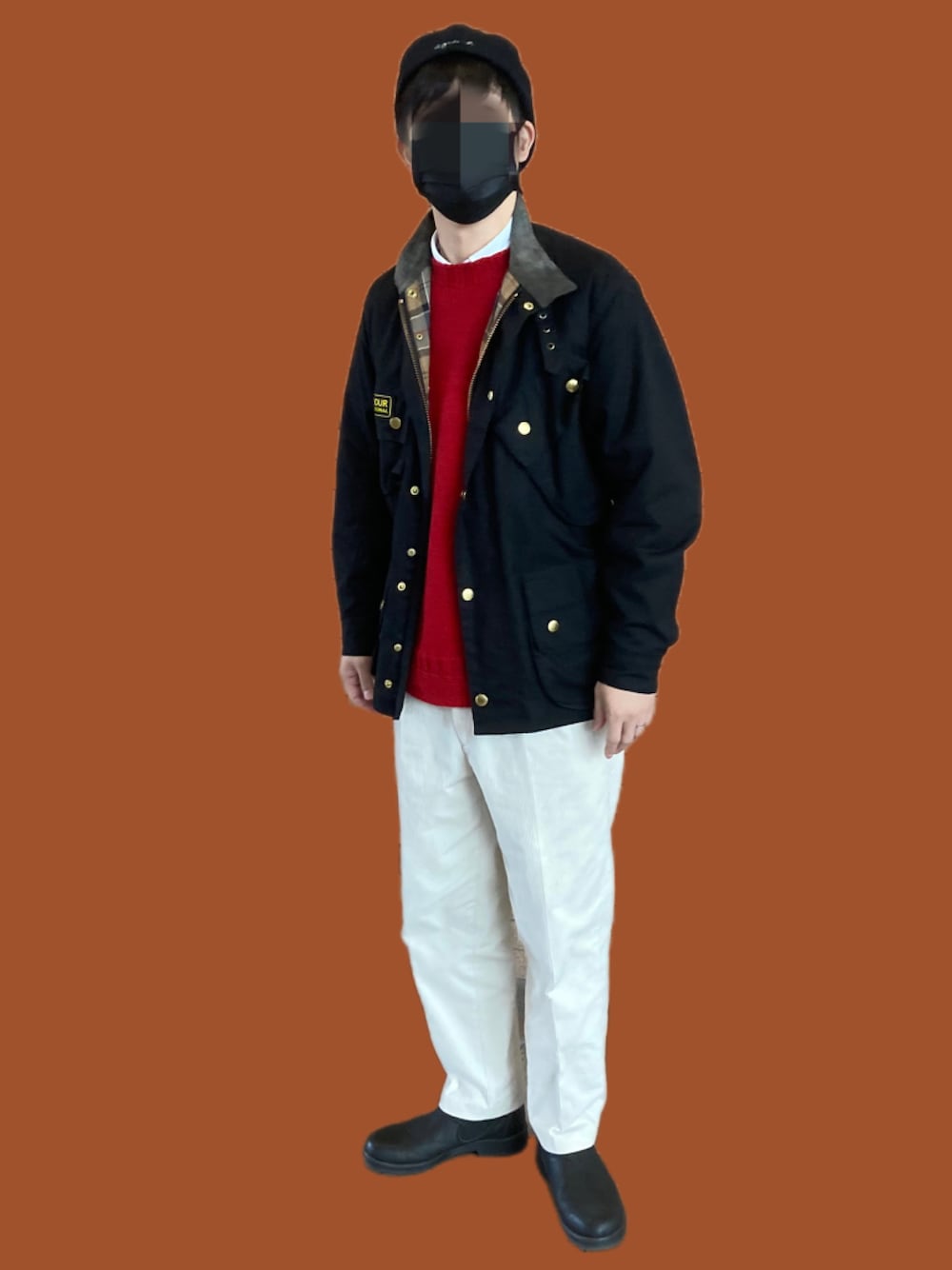 ホワイト系のパンツ、ブラック系のブーツ、ブラック系のブルゾンを着用したメンズの冬コーディネートの1枚目の写真