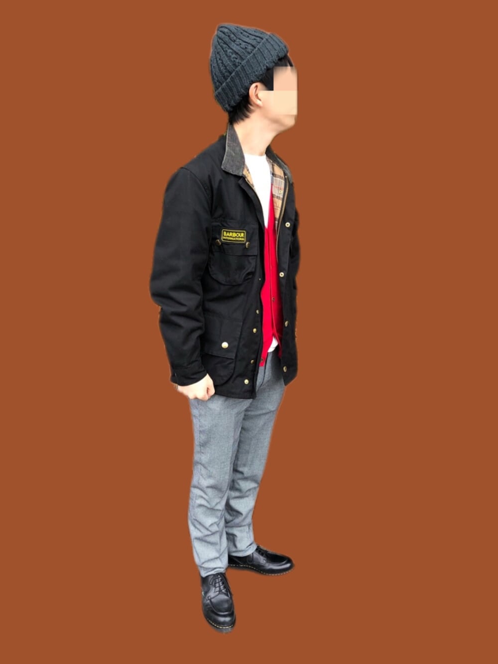 ブラック系のブルゾン、グレー系のパンツ、ブラック系のブーツを着用したメンズの冬コーディネートの1枚目の写真