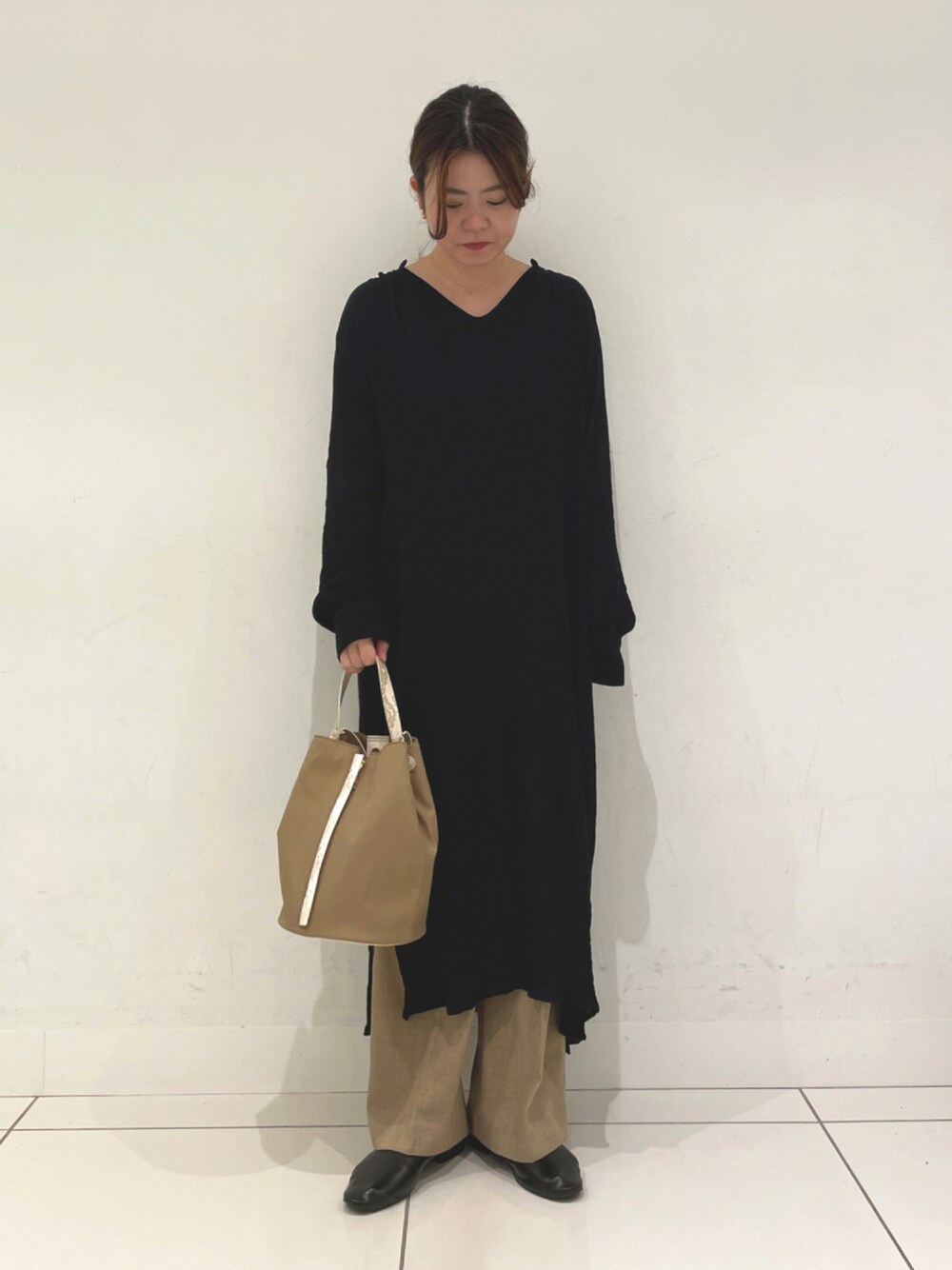 ベージュ系のバッグ、ブラック系のワンピース、ベージュ系のその他パンツを着用したレディースの夏コーディネートの1枚目の写真