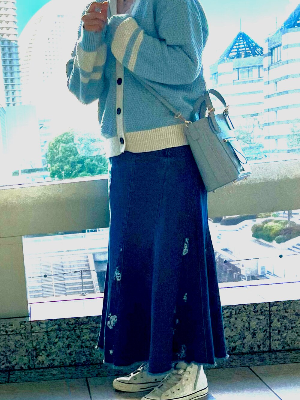 「マーメイドスカート、スニーカーコーデ、ロングスカート、春コーデ、春服みてみて、コンバース ハイカット、ジルバイジルスチュアート、GU、水色、デニムスカート」｜「JILL by JILL STUARTの≪WEEKDAY COLLECTION≫◇ポートレイトポシェットバッグ（ショルダーバッグ、ブルー系）」を使った、NaOさん（レディース・162cm）の春コーディネートの1枚目の写真