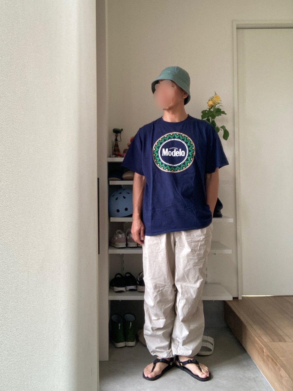 ホワイト系のその他パンツ、ブルー系のTシャツ/カットソー、ブラック系のサンダルを着用したメンズの夏コーディネートの1枚目の写真
