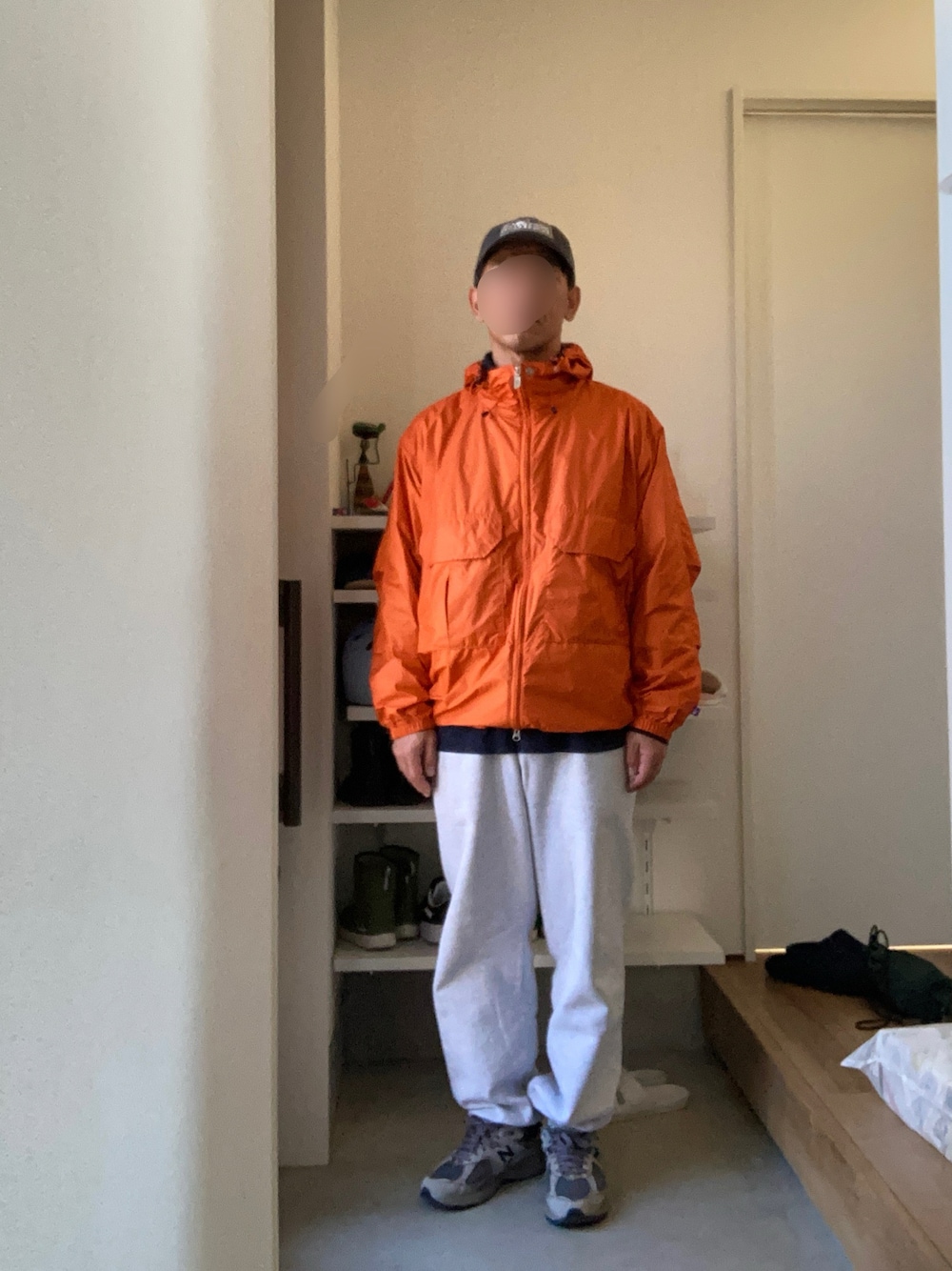 グレー系のその他パンツ、グレー系のスニーカー、ブルー系のその他トップスを着用したメンズの冬コーディネートの1枚目の写真