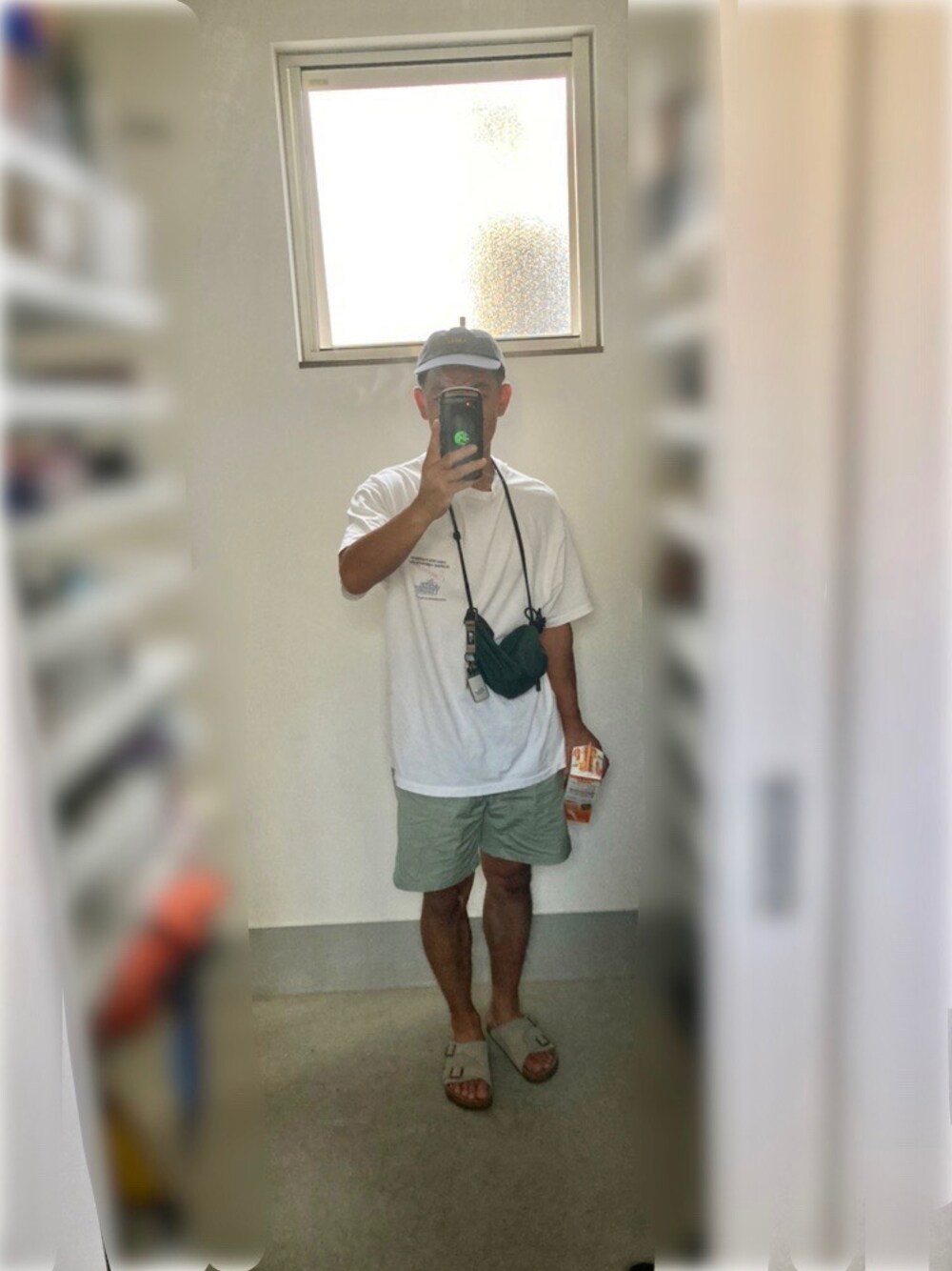 ホワイト系のTシャツ/カットソー、グリーン系のその他パンツ、グレー系のサンダルを着用したメンズの夏コーディネートの1枚目の写真