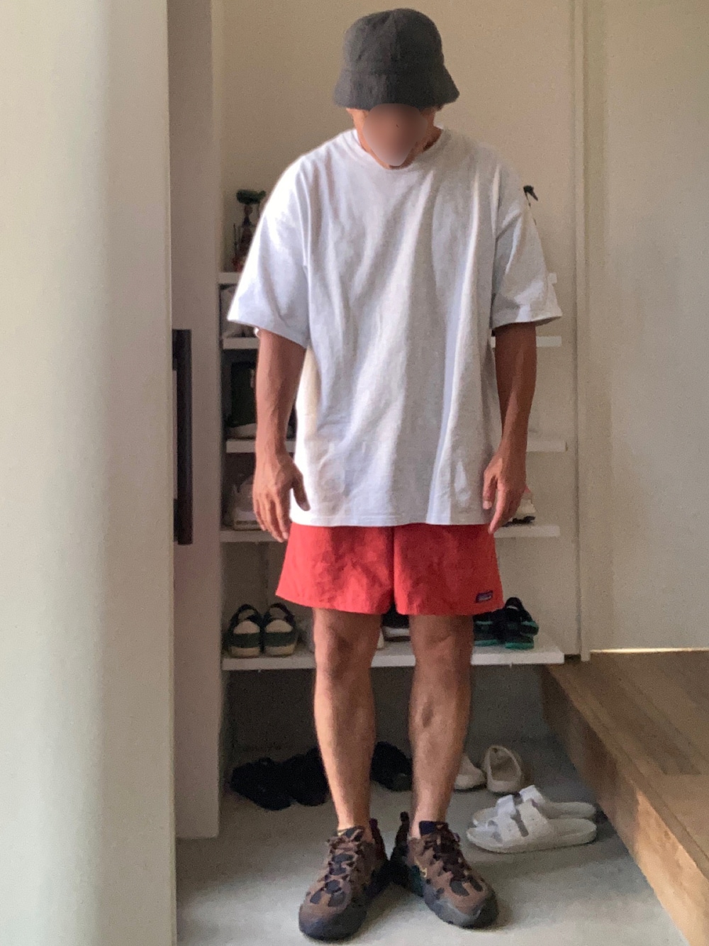 レッド系のその他パンツ、グレー系のTシャツ/カットソー、ブラウン系のスニーカーを着用したメンズの夏コーディネートの1枚目の写真