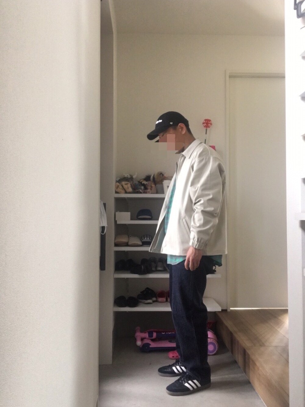 ベージュ系のブルゾン、グリーン系のシャツ/ブラウス、ブルー系のデニムパンツを着用したメンズの春コーディネートの1枚目の写真