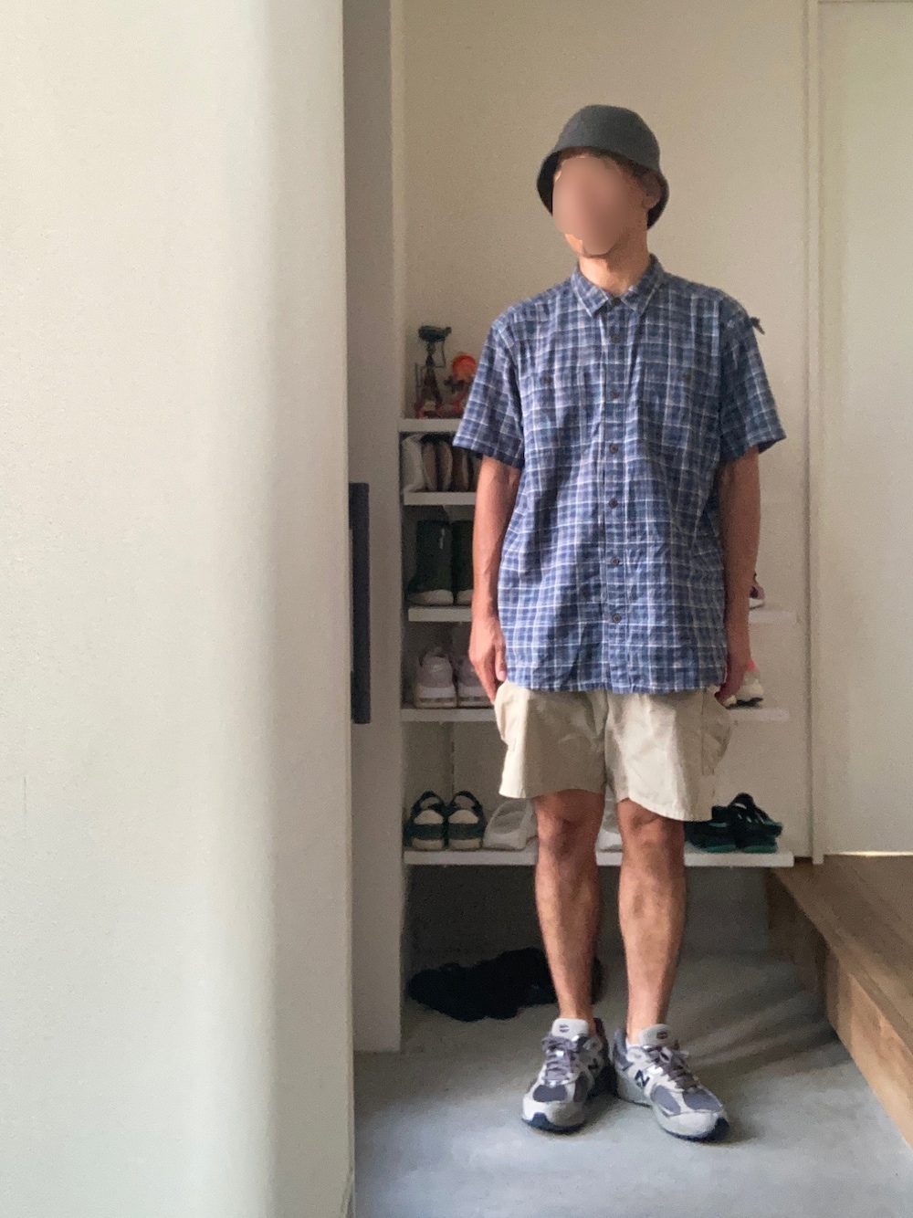 ブルー系のシャツ/ブラウス、ベージュ系のカーゴパンツ、グレー系のスニーカーを着用したメンズの夏コーディネートの1枚目の写真