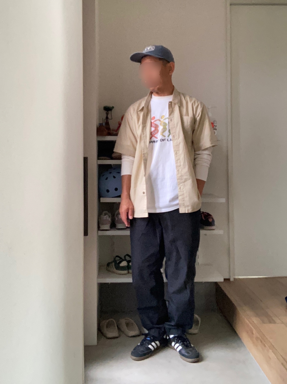 ベージュ系のシャツ/ブラウス、ホワイト系のTシャツ/カットソー、ブラック系のその他パンツを着用したメンズの夏コーディネートの1枚目の写真
