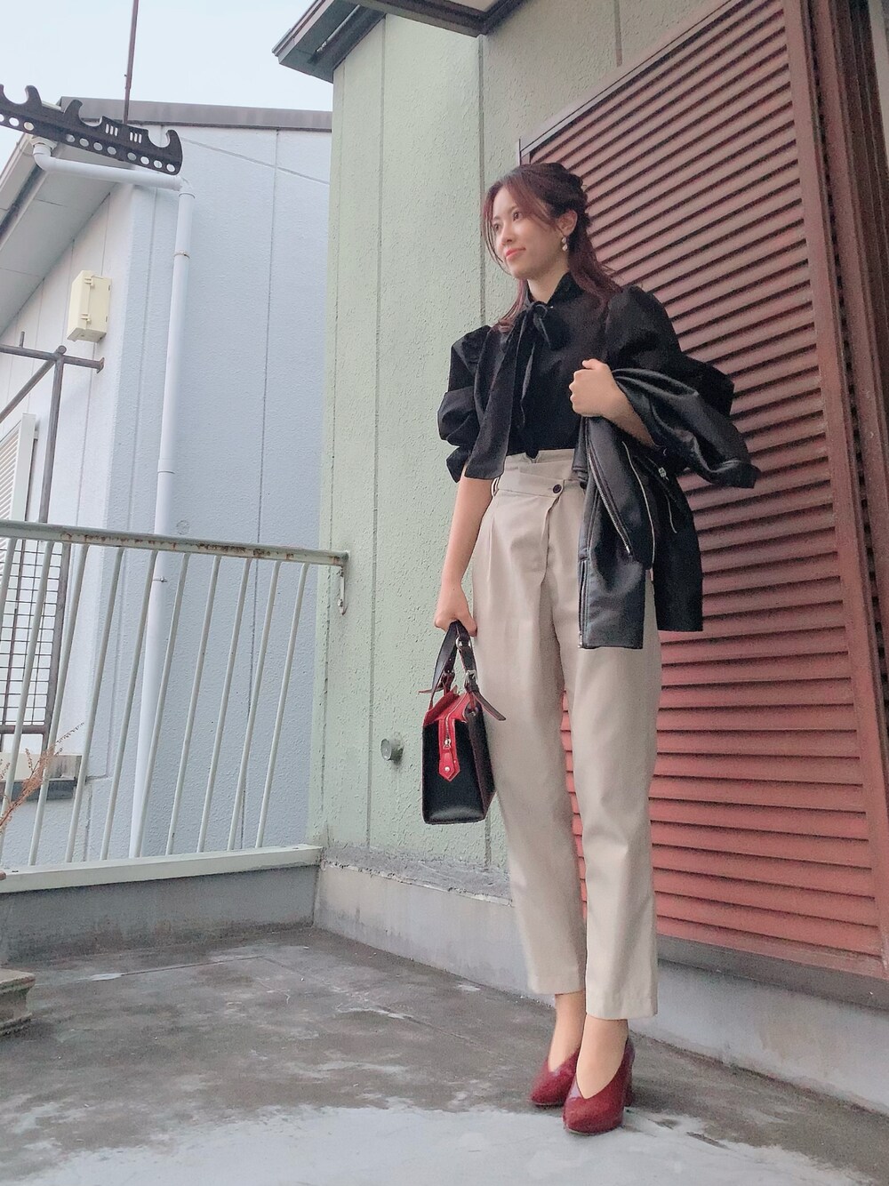「秋コーデ、大人カジュアル、オトナ女子、オフィスカジュアル、ボウタイブラウス、ベージュパンツ、アシンメトリー、チャンキーヒール、ボルドー」｜「UNITED TOKYOのコクーンシアターパンツ（その他パンツ、ベージュ系）」を使った、channieさん（レディース・161cm）の秋コーディネートの1枚目の写真