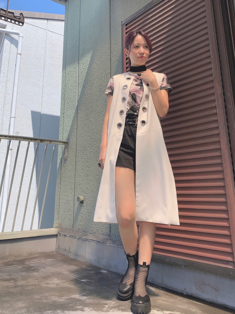 ブラック系のデニムパンツ、ホワイト系のノーカラージャケット、ブラック系のブーツを着用したレディースの秋コーディネートの1枚目の写真