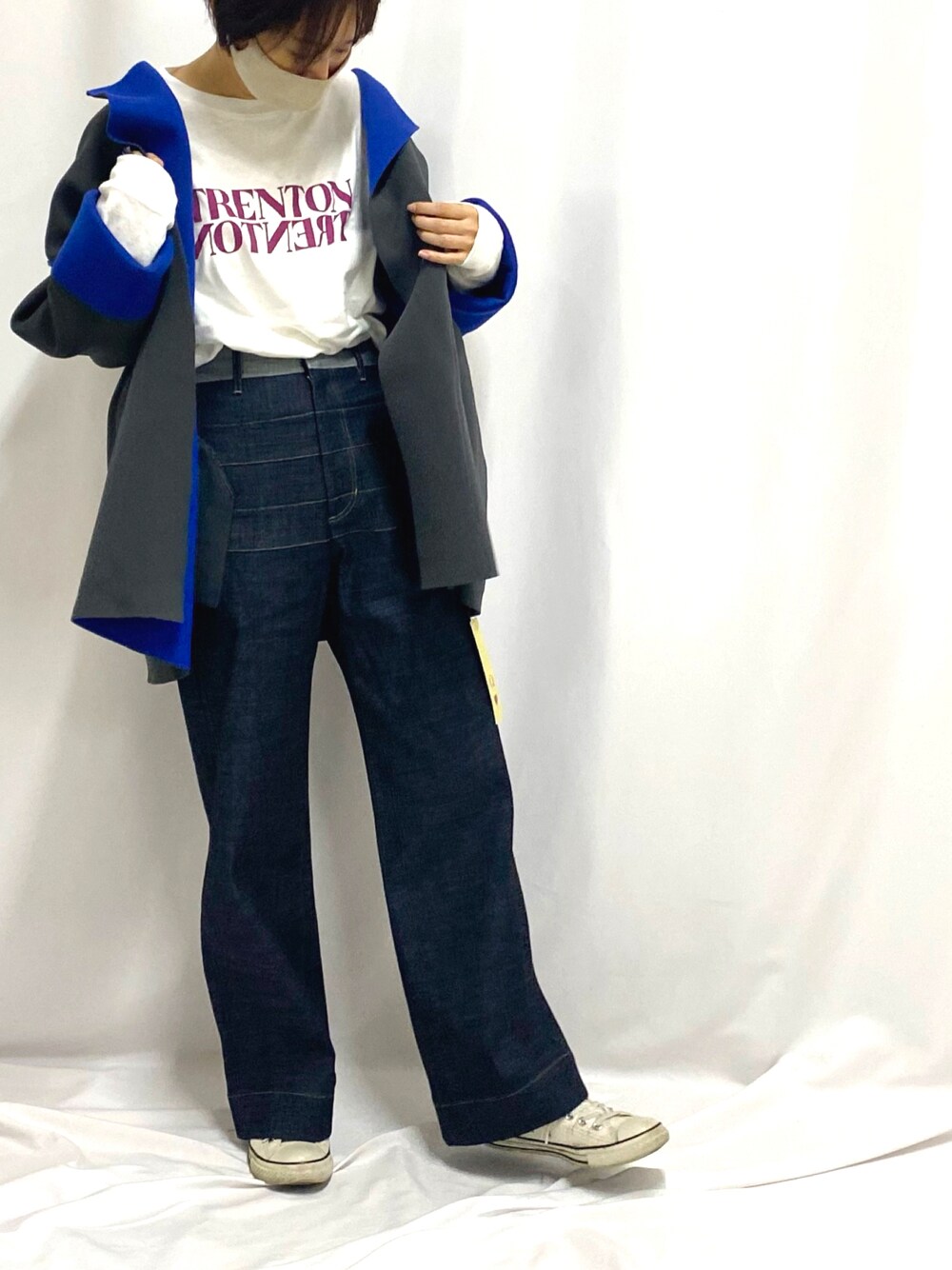 「大人カジュアル、今日のコーデ、パンツコーデ、休日コーデ、お出かけコーデ、初秋コーデ、スニーカー、ロゴT、ロンT、リバーシブル、ニットカーディガン、コンバース、ダンボールニット、ロゴ、秋服」｜「CONVERSEのアイテム（スニーカー、ホワイト系）」を使った、Q♡suzuさん（レディース・160cm）の秋コーディネートの1枚目の写真