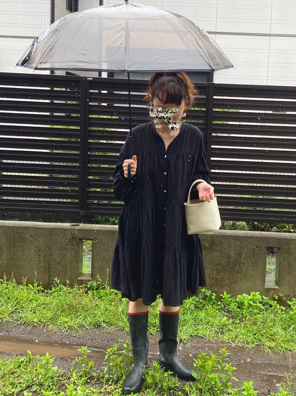 「雨の日コーデ、chiiiibag、TODAYFUL、Ungrid」｜「Ungridの【WEB限定】ティアードミニワンピース（ワンピース、ブラック系）」を使った、hakuさん（レディース・164cm）の夏コーディネートの1枚目の写真