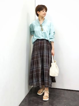 「grove（グローブ）の【貴島明日香さん着用／イージーケア／接触冷感】麻ブレンドスタンドギャザーシャツ（シャツ/ブラウス、グリーン系）」を使った、satoponさん（レディース）の春コーディネート