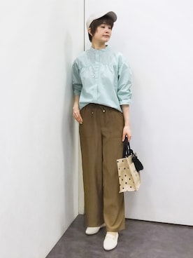 「grove（グローブ）の【貴島明日香さん着用／イージーケア／接触冷感】麻ブレンドスタンドギャザーシャツ（シャツ/ブラウス、グリーン系）」を使った、satoponさん（レディース）の春コーディネート