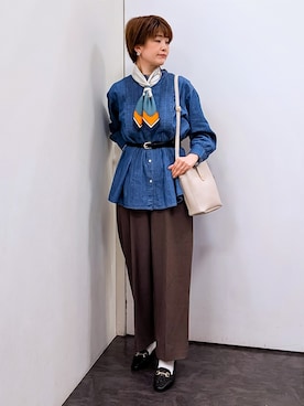 「grove（グローブ）の軽やかなデニムで、女性らしく　ピンタックデニムダンガリーブラウス（シャツ/ブラウス、ブルー系）」を使った、やまちゃんさん（レディース・166cm）の秋コーディネート