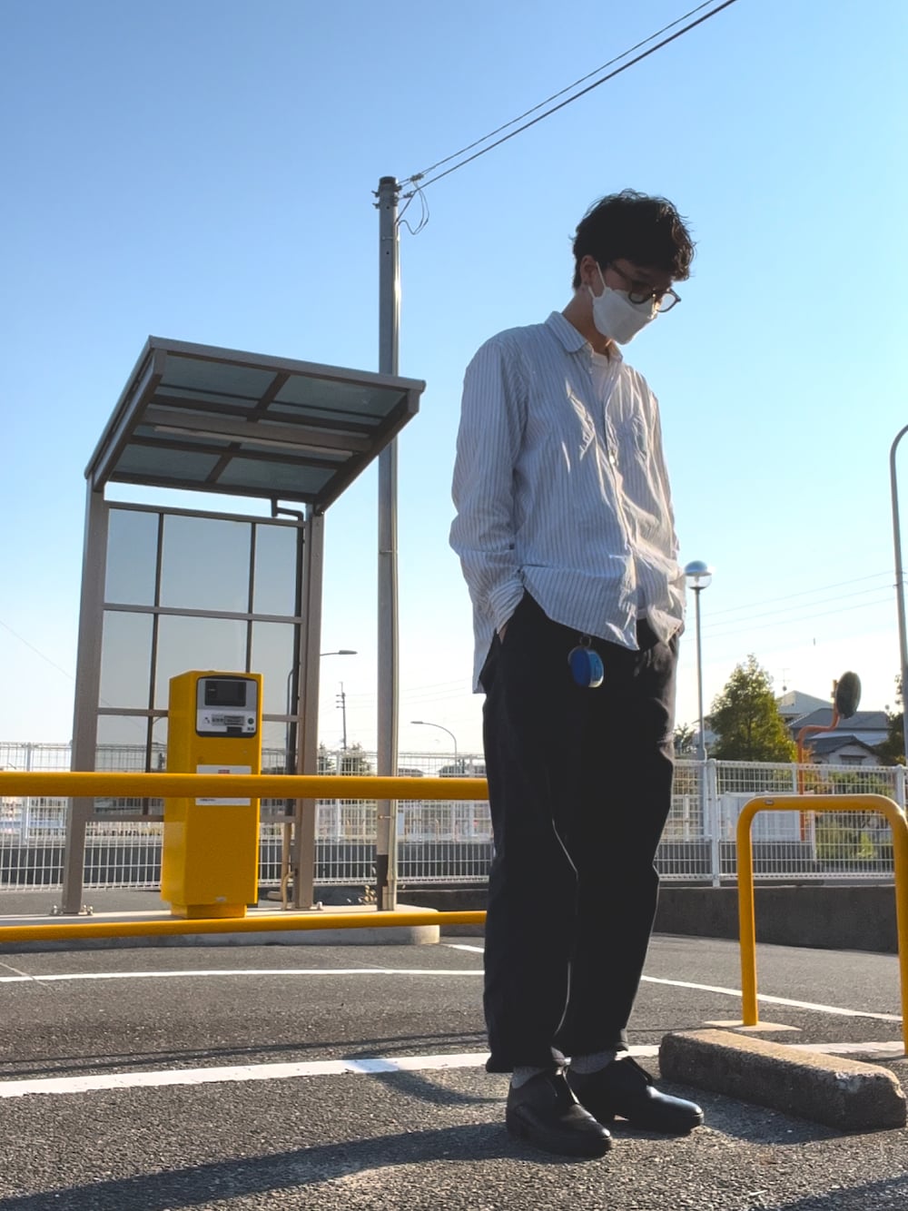 「Aesop、シンプル、カジュアルコーデ、大人カジュアル、秋服、革靴、きれいめカジュアル、ビックシルエット、ラフコーデ、古着、サングラス、ベイカーパンツ、ストライプ、ストライプシャツ」｜「COMME des GARCONSのアイテム（シャツ/ブラウス、ホワイト系）」を使った、小鉄さん（メンズ・177cm）の秋コーディネートの1枚目の写真