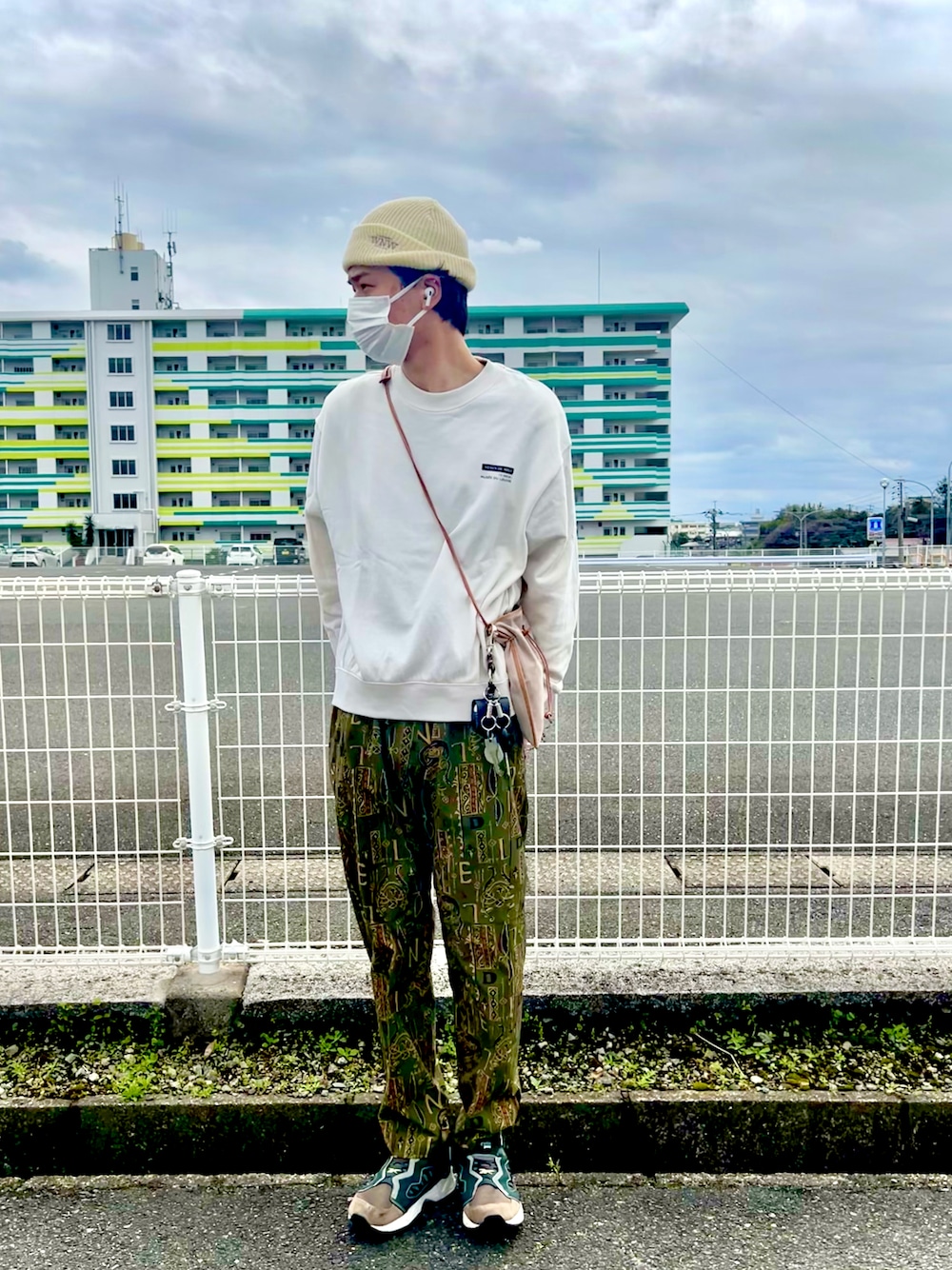 「春服みてみて、スーパーへお買い物、オトナカジュアル、シンプル、柄パンツ、スニーカーコーデ、ポンプフューリー、ショルダーバッグ、いいね&フォロー よろしくお願いします☺︎、インスタフォローしてね！、ユニクロコーデ、ニット帽コーデ、NEEDLES、Nepenthes、ベージュコーデ」｜「WORK NOT WORK URBAN RESEARCHのアイテム（ニットキャップ/ビーニー、ベージュ系）」を使った、小鉄さん（メンズ・177cm）の春コーディネートの1枚目の写真