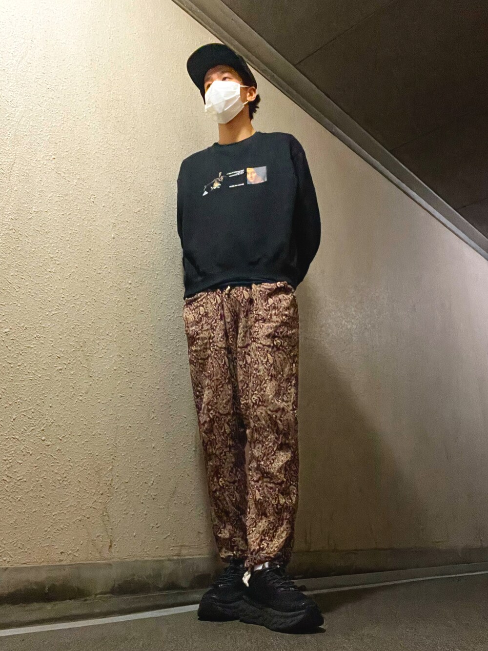 「春服、UNIQLO、春服みてみて、いいね、save、フォローお願いします🤑、春コーデ、トレーナー、キャップ、カラーパンツ、カラーコーデ、スウェット、イージーパンツ、ユニクロ、柄パンツ、厚底シューズ、south2west8」｜「UNIQLOのルーヴル美術館 スウェットシャツ（スウェット、ブラック系）」を使った、小鉄さん（メンズ・177cm）の春コーディネートの1枚目の写真