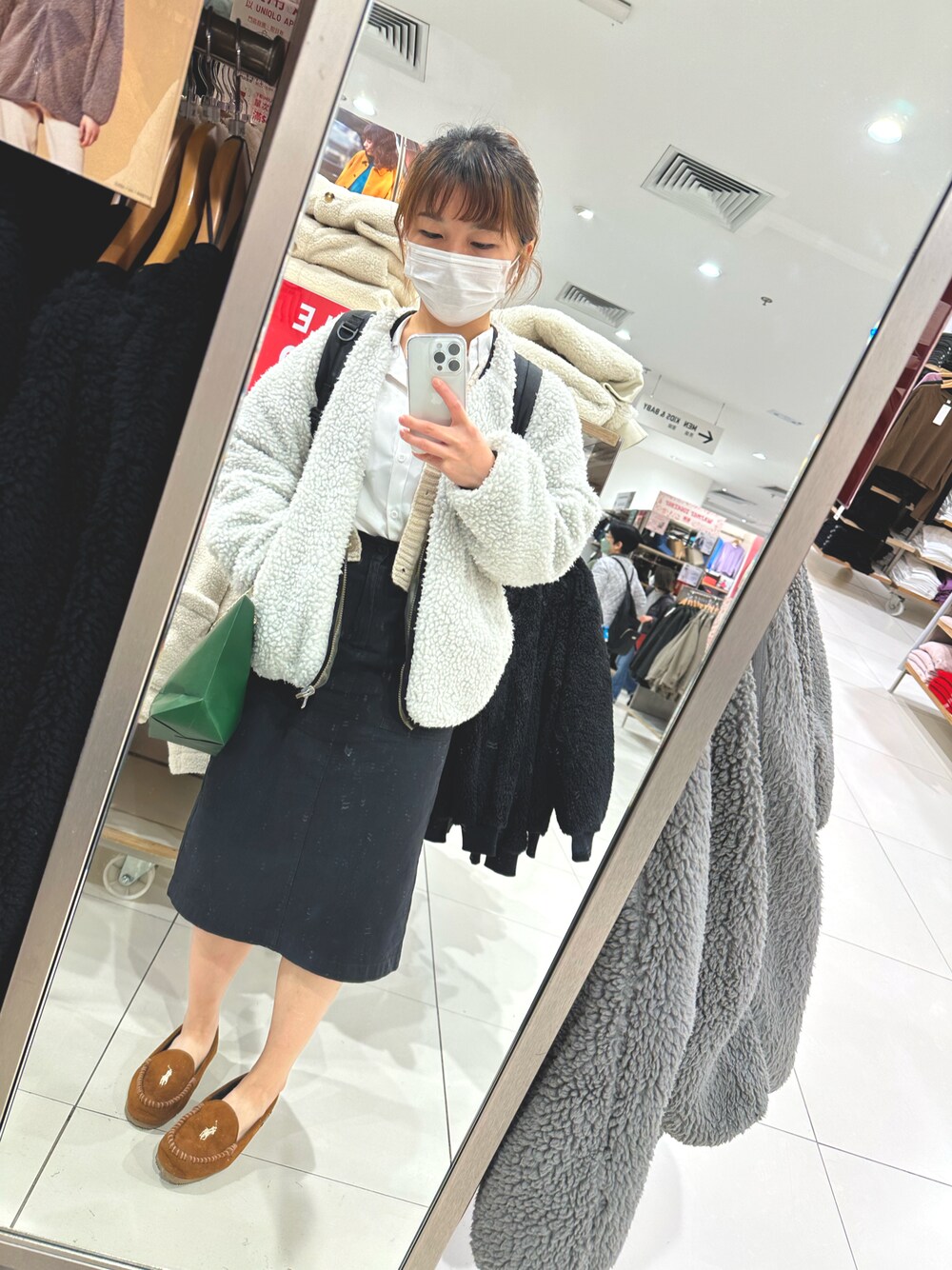 ブラック系のスリッポン、ホワイト系のブルゾンを着用したレディースの冬コーディネートの1枚目の写真