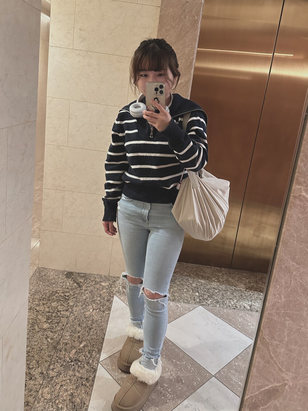 「UNIQLOのアイテム（パンツ、ブルー系）」を使った、ねこさん（レディース・149cm）の冬コーディネートの1枚目の写真