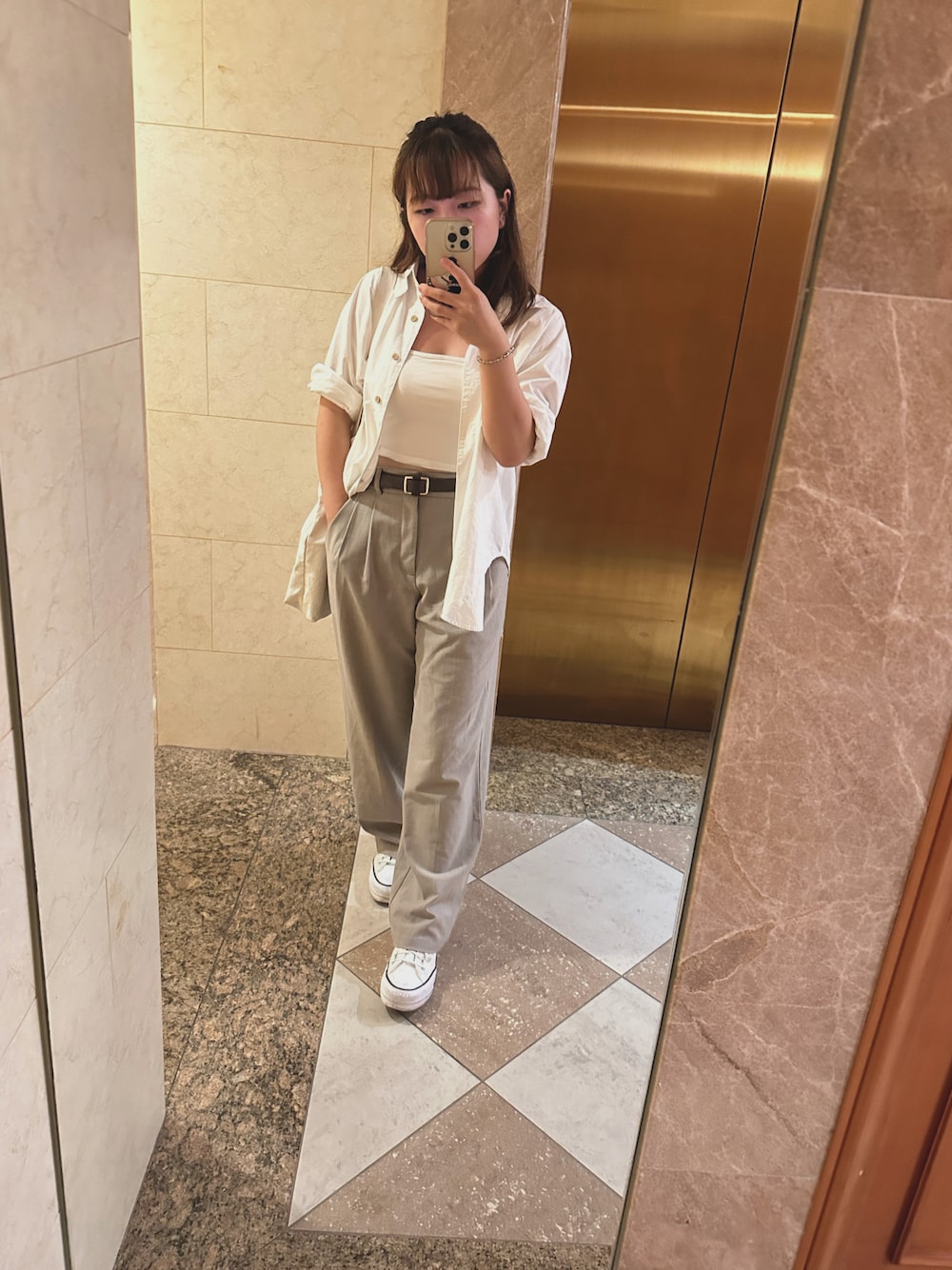 「GUのアイテム（パンツ、グレー系）」を使った、ねこさん（レディース・149cm）の秋コーディネートの1枚目の写真