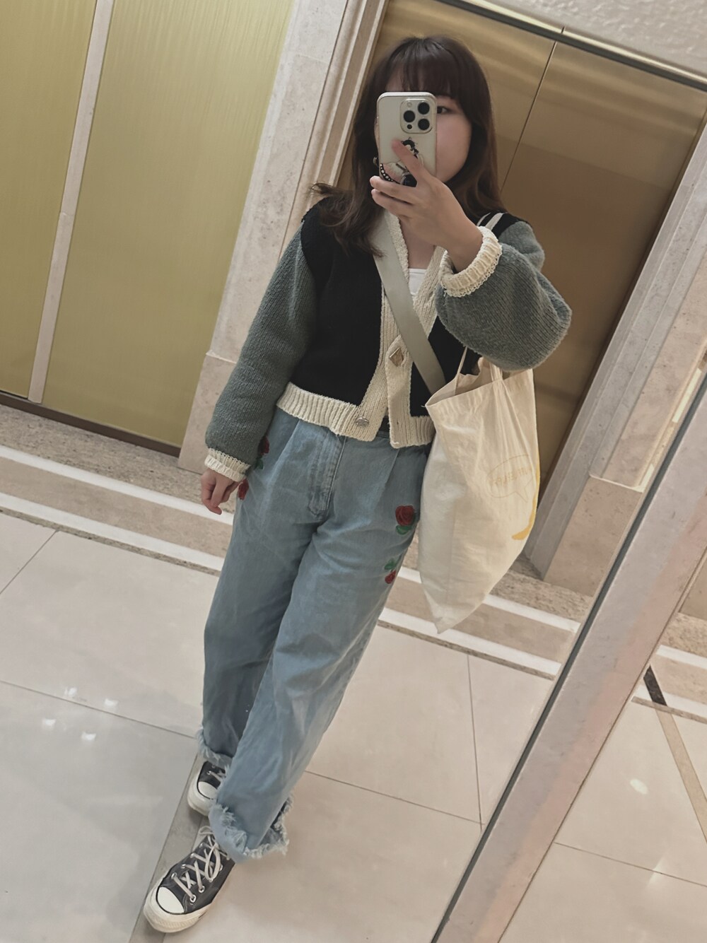 「earth music&ecologyのアイテム（デニムパンツ、ブルー系）」を使った、ねこさん（レディース・149cm）の冬コーディネートの1枚目の写真