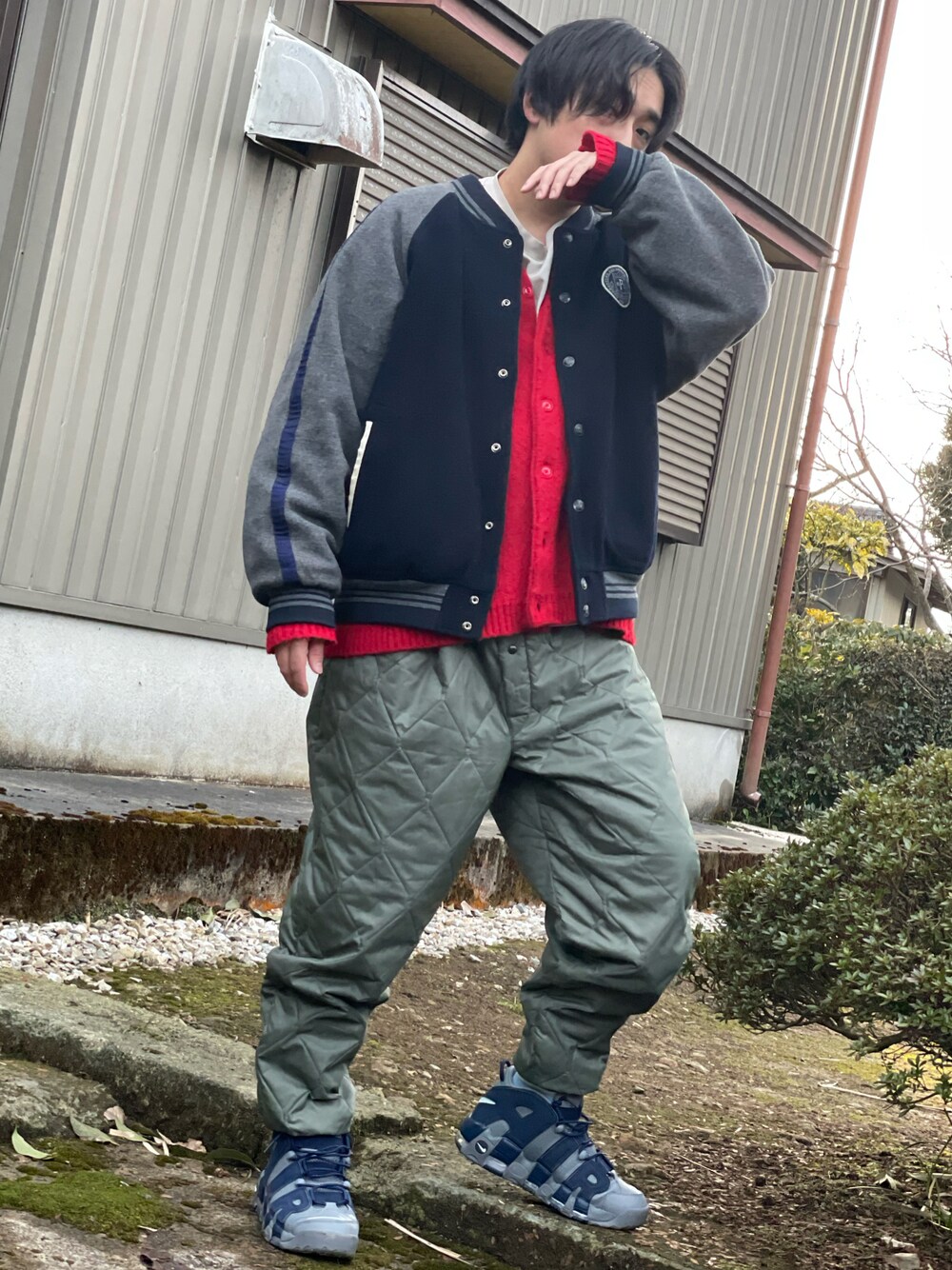 「カジュアル、メンズコーデ、ワイドパンツ、休日コーデ、スタジャン、カーディガン、スニーカー、モアテン、古着、古着MIX」｜「POLO JEANSのアイテム（スタジャン、ブルー系）」を使った、関節のパニックさん（メンズ・175cm）の春コーディネートの1枚目の写真