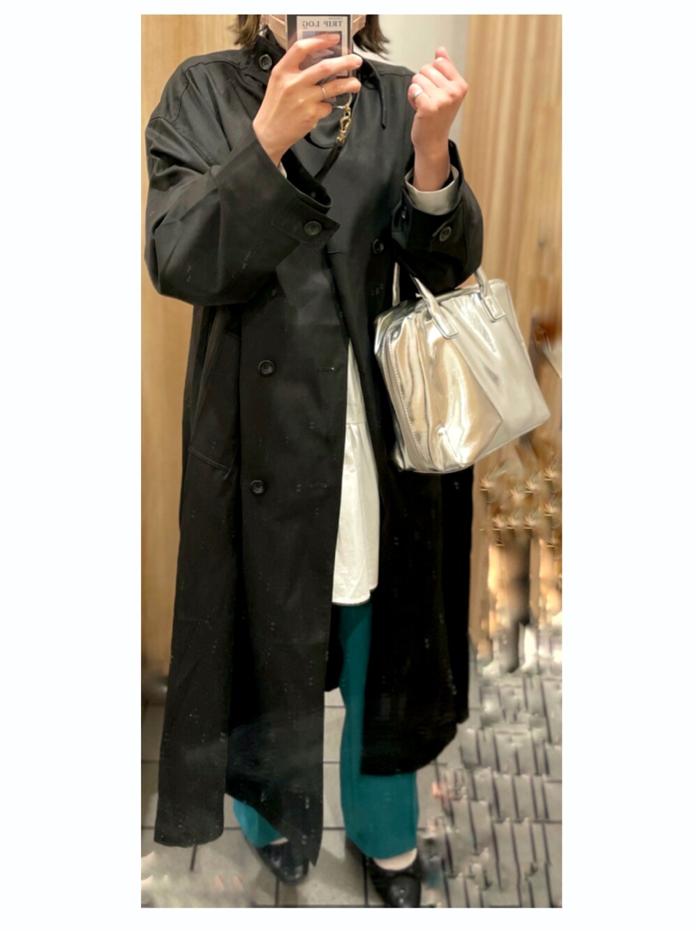 「大人カジュアル、春コーデ、ワンピーススタイル、お出かけコーデ、シンプル、カジュアル、ブラウス、グリーン、ラクチンコーデ、シンプルコーデ、スプリングコート、ママコーデ」｜「ADAM ET ROPE'のアイテム（ハンドバッグ、シルバー系）」を使った、R_RIEさん（レディース・160cm）の春コーディネートの1枚目の写真