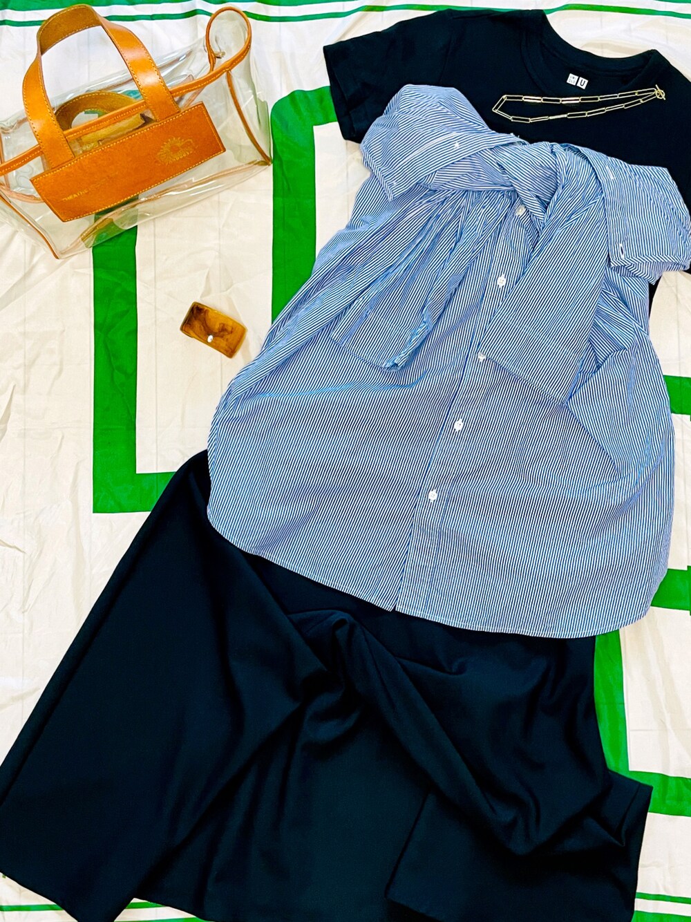 「おでかけコーデ、着回しコーデ、オトナカジュアル、大人コーデ、シャツ好き集まれ、シンプルスタイル、UNIQLO、ママコーデ、休日スタイル、ストライプシャツ、シャツスタイル、ストライプ、ビスチェ」｜「ana luisaのアイテム（ネックレス、ゴールド系）」を使った、R_RIEさん（レディース・160cm）の秋コーディネートの1枚目の写真