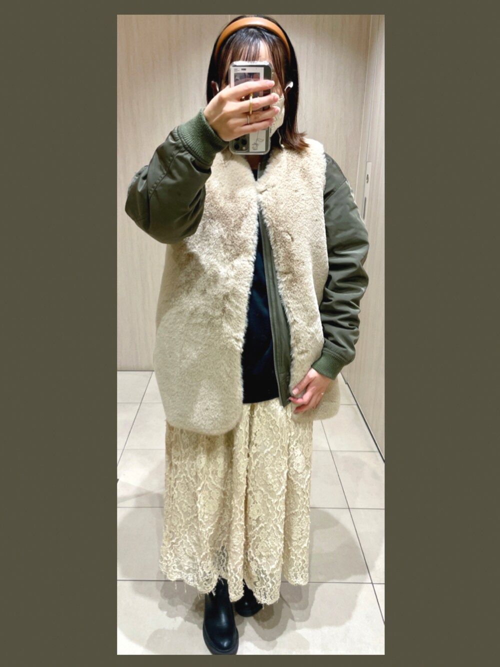 「カジュアルコーデ、大人かわいい、休日スタイル、スカートスタイル、冬コーデ、UNIQLO、ジレ、ママコーデ、ブーツ、MA-1、おしゃれさんと繋がりたい、着回しコーデ」｜「DouDouのリバーシブルノーカラーファーベスト（ベスト、ベージュ系）」を使った、R_RIEさん（レディース・160cm）の冬コーディネートの1枚目の写真
