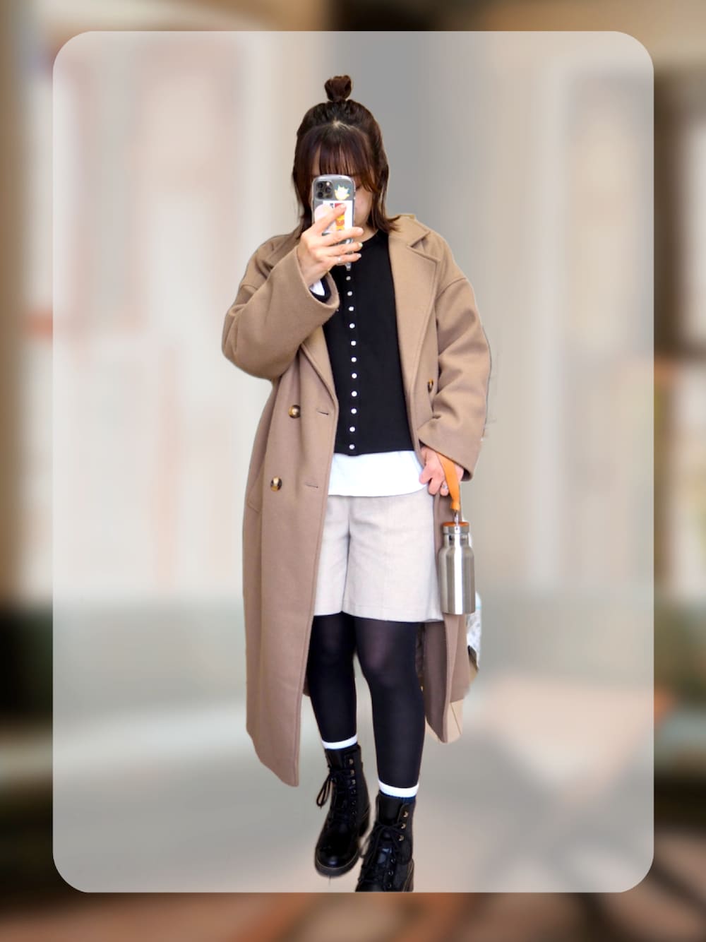 「真冬のあったかスタイル、オトナカジュアル、着回しコーデ、お出かけコーデ、大人女子、シンプルコーデ、ブラウン、ユニクロ、ショートブーツ、ショートパンツ、レイヤードスタイル、チェスターコート、ママコーデ、休日スタイル、冬コーデ」｜「Chloeのアイテム（ブーツ、ブラック系）」を使った、R_RIEさん（レディース・160cm）の冬コーディネートの1枚目の写真