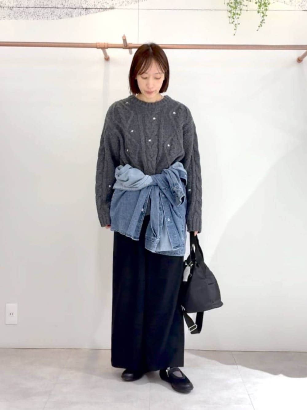 ブルー系のシャツ/ブラウス、ブラック系のショルダーバッグ、ブラック系のパンプスを着用したレディースの冬コーディネートの1枚目の写真